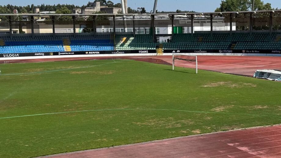 Relvado do Estádio de Rio Maior em mau estado