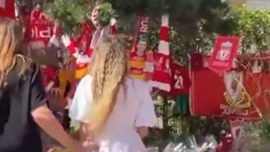 Jogadores e equipa técnica dos reds, bem como a mulher de Jota, colocaram flores junto ao memorial