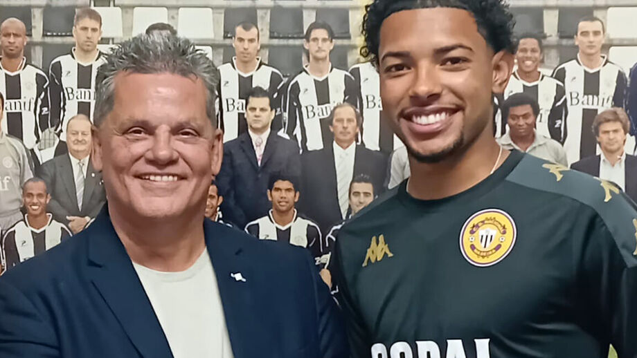 Rui Alves cumprimenta Matheus Dias