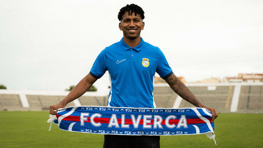 Léo Chú na porta de saída