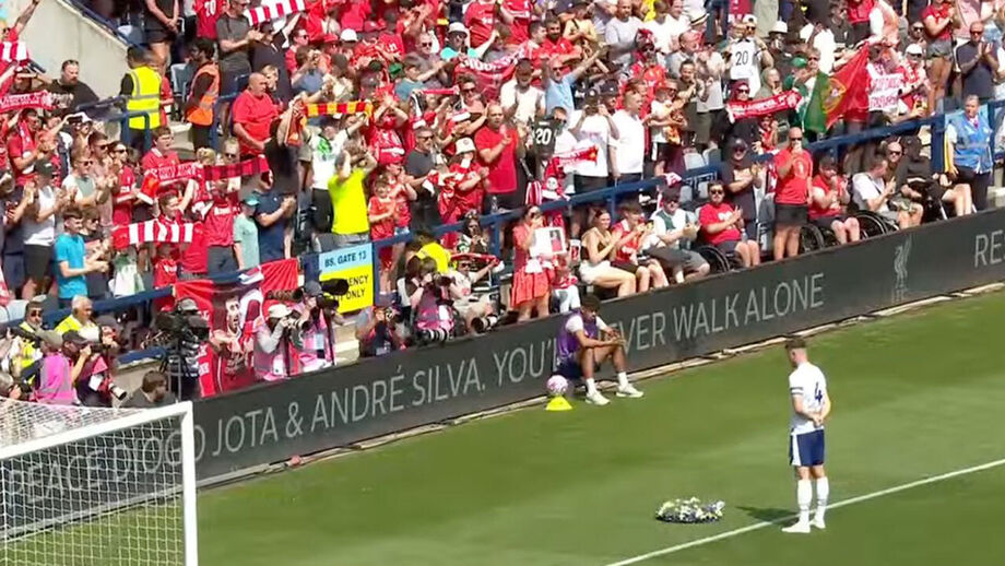 Com o capitão do Preston a levar uma coroa de flores para junto da bancada dos adeptos dos reds
