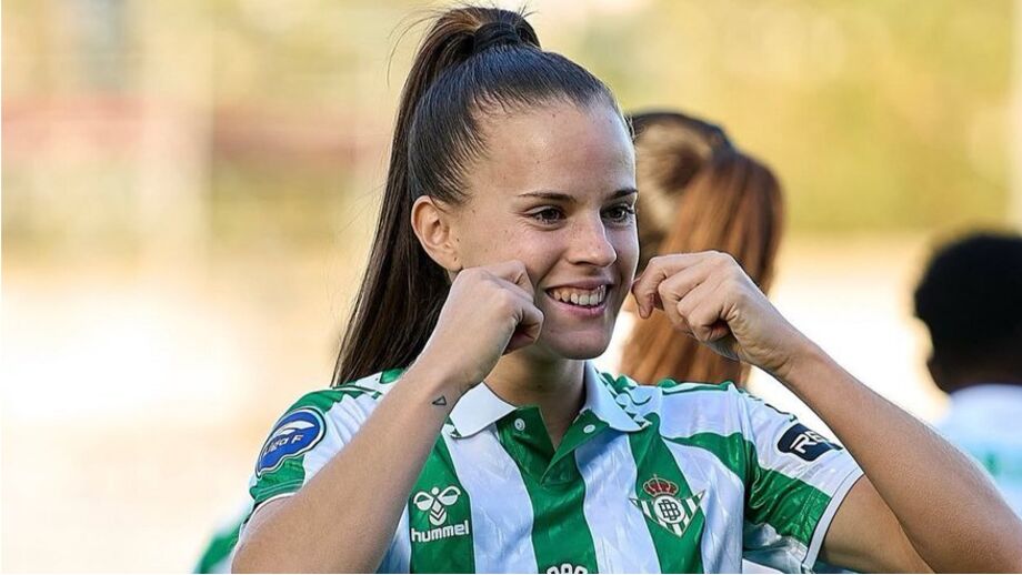 Carla Armengol sorri com a camisola do Real Betis Balompié