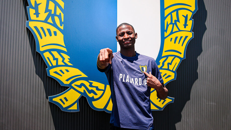 Umar Abubakar apresentado pelo Famalicão