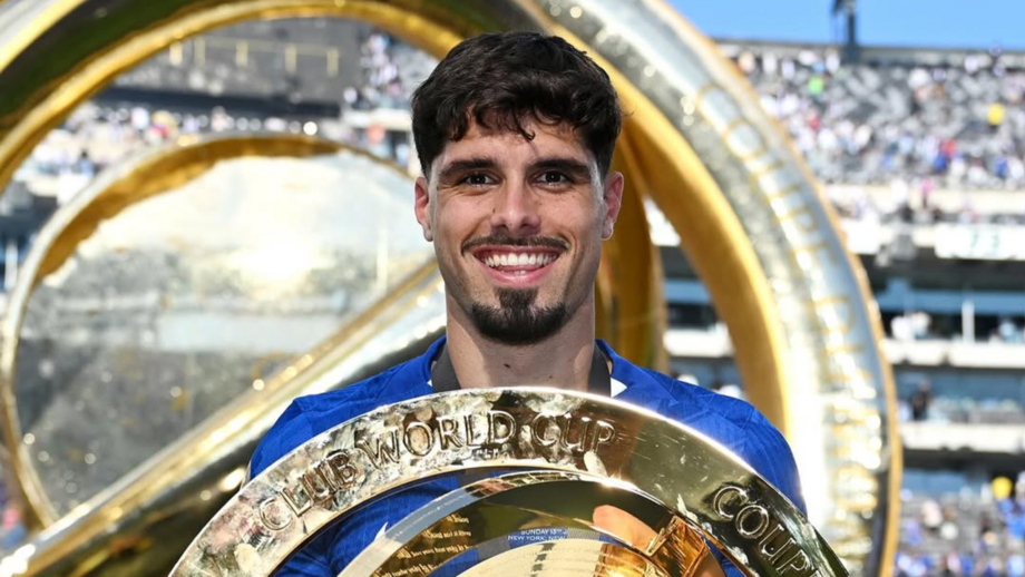 Pedro Neto com o troféu do Mundial de Clubes