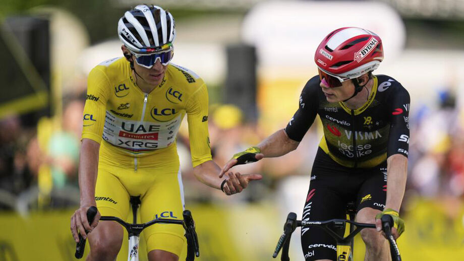 Tadej Pogacar e Jonas Vingegaard cumprimentam-se após mais um duelo