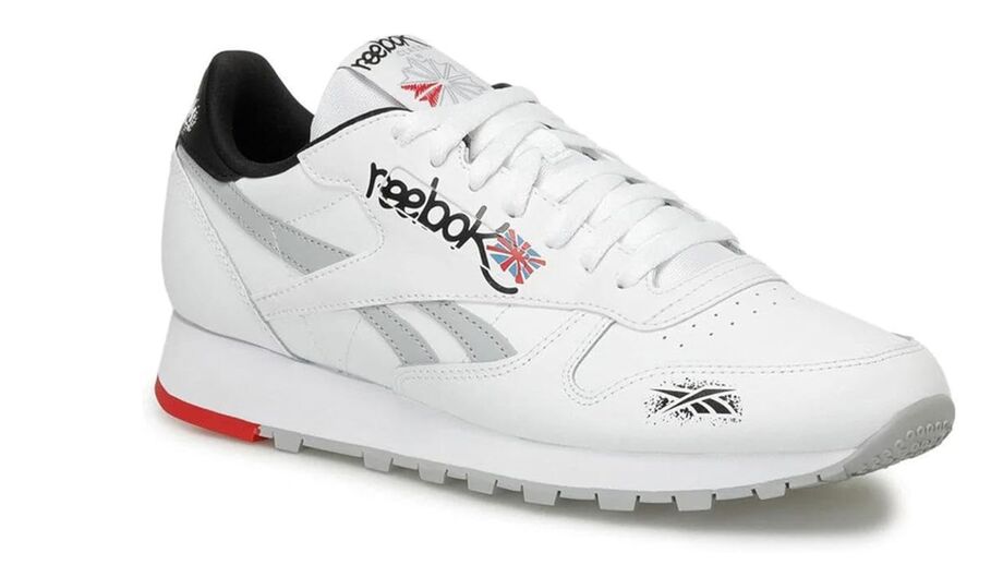 Sapatilhas brancas Reebok Classic com detalhes pretos e vermelhos
