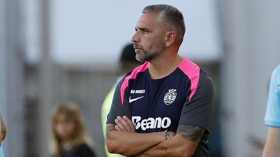 Rui Borges, atento, esteve quase sempre em pé no particular com o Celtic, no Estádio Algarve