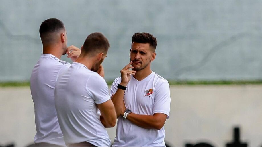 João Nuno Fonseca reúne-se com a sua equipa técnica durante o particular com o Sp. Braga B