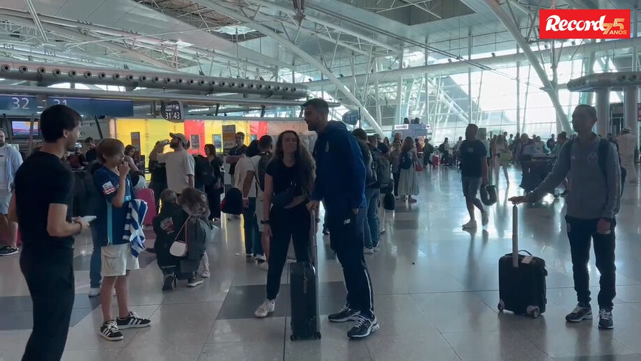 Guarda-redes tirou fotografias com adeptos que estavam no aeroporto Sá Carneiro