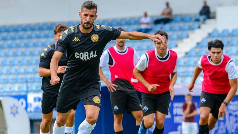 João Aurélio bisou no triunfo do Nacional