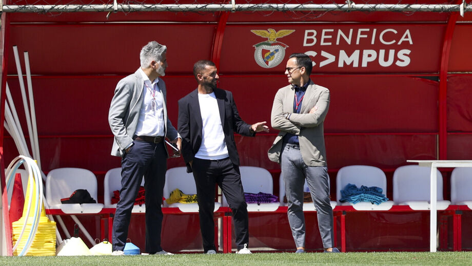 Simão Sabrosa, Mário Branco e Gonçalo Guimarães atentos à sessão de trabalhos