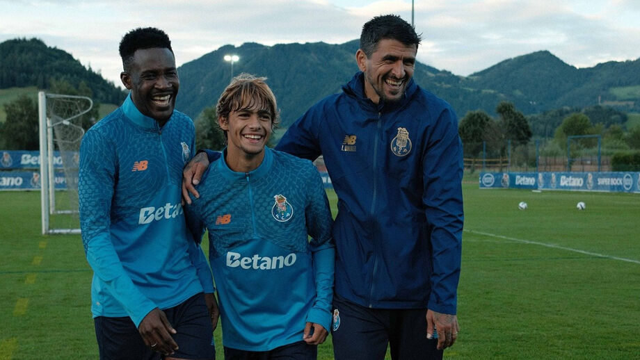 Rodrigo Mora sorri no treino do FC Porto