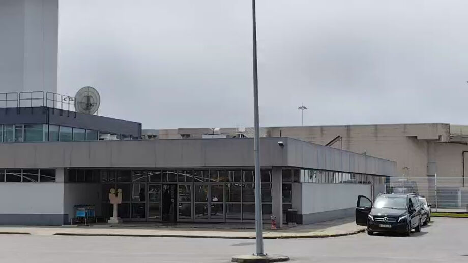 Chegou acompanhado pela família