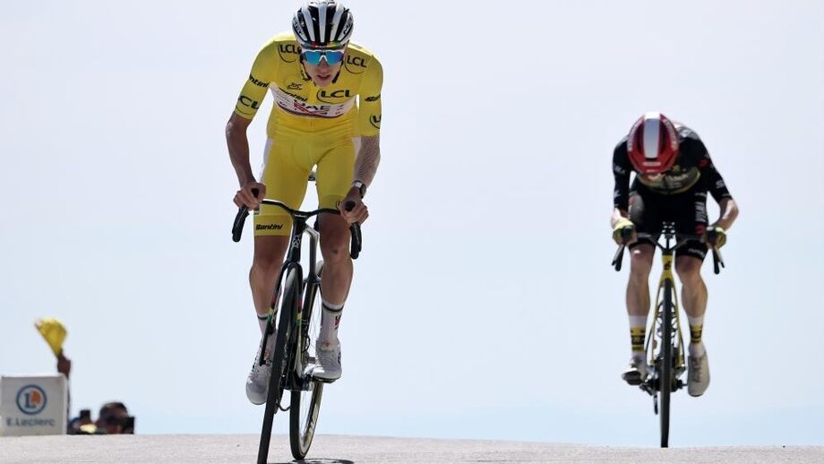 Vingegaard  atrás de Pogacar no Mont Ventoux