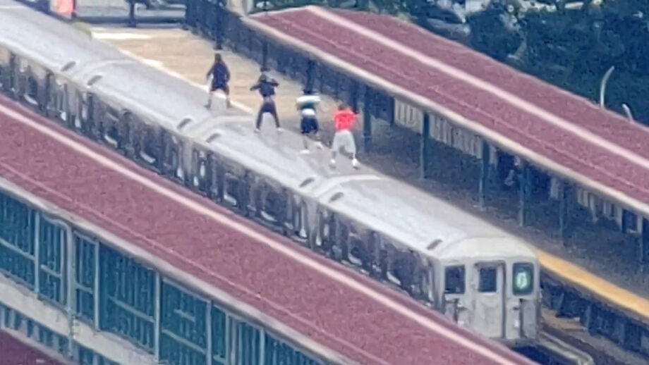 Segundo as autoridades, esta é uma tendência dos últimos anos e, no início de julho, um jovem morreu ao cair do topo de uma carruagem