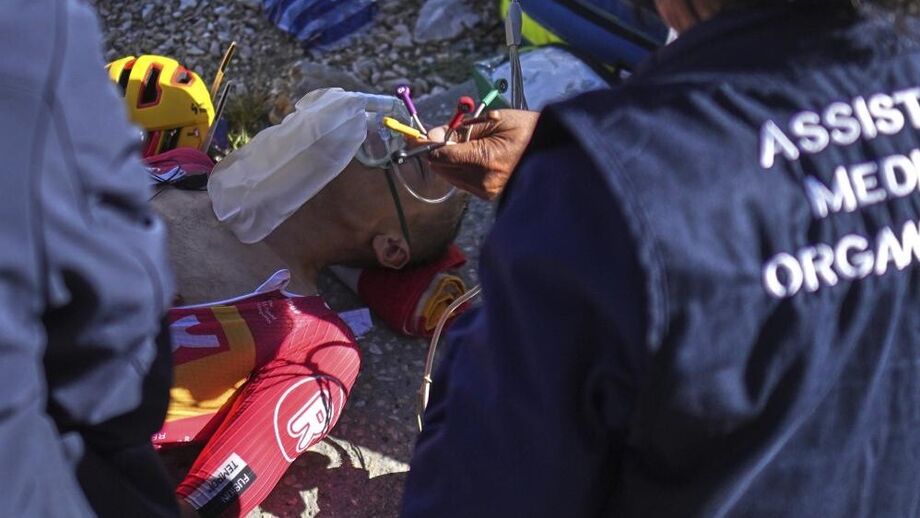 Ciclista recebe assistência médica 