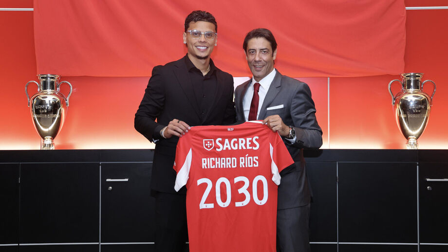 Richard Ríos oficializado no Benfica