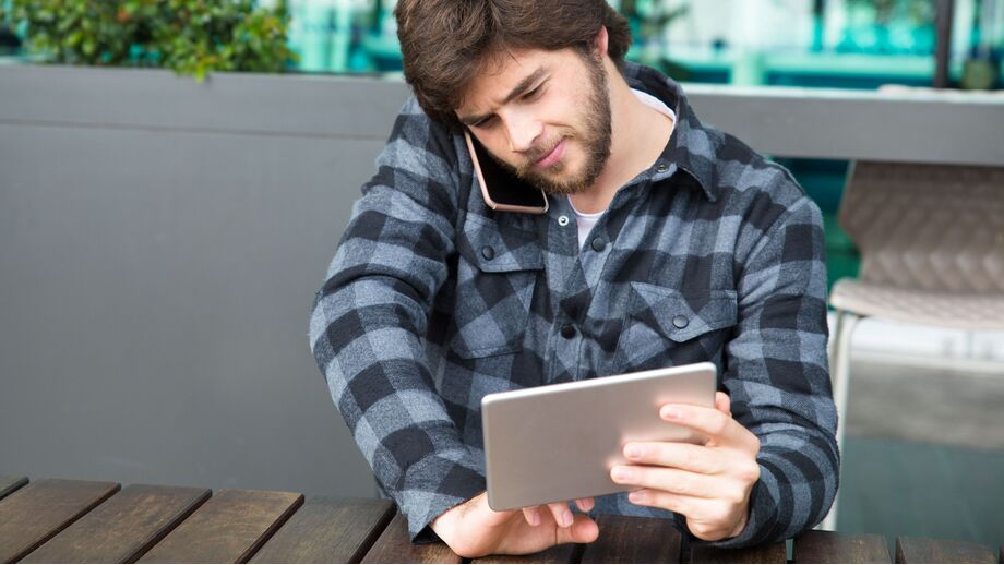 Jovem utiliza tablet e telemóvel. Promoção do Samsung Galaxy Tab A9