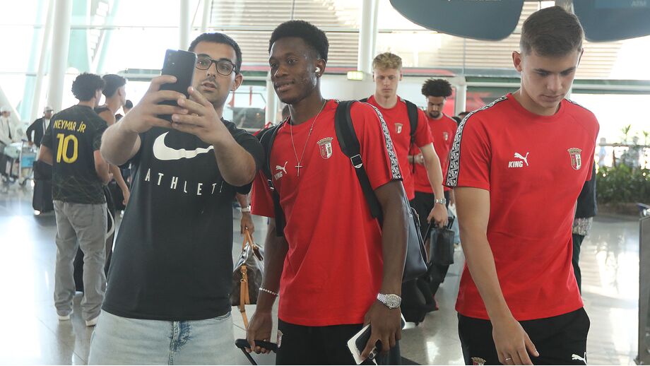 Jogadores solicitados para fotografias na partida para a Bulgária