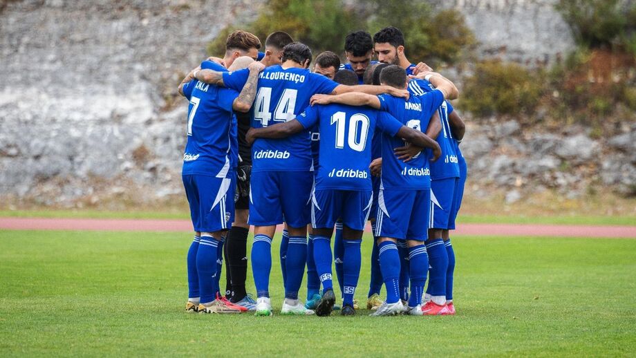Equipa de futebol do Amora abraçada após aquisição por Orla Investimentos