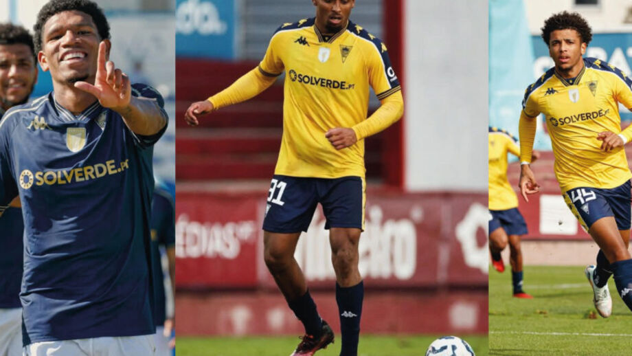Jogadores do Estoril Praia em campo durante um jogo