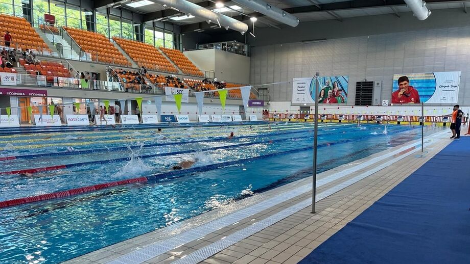 Competição nacional de natação em Coimbra com 705 nadadores