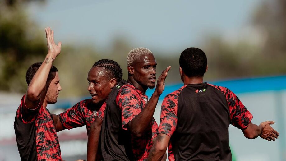 Jogadores celebram um golo durante uma partida