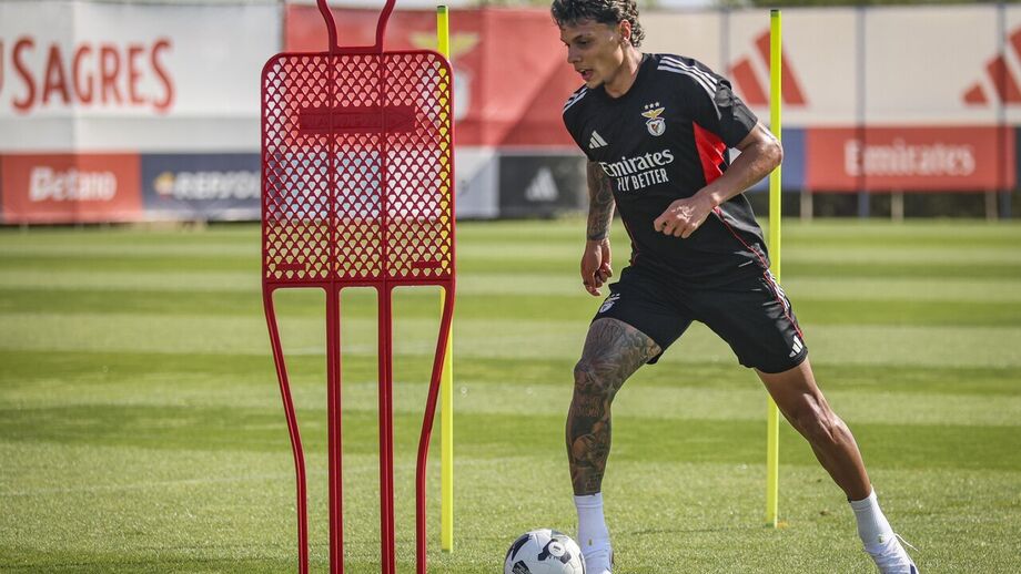 Ríos treina com bola no campo