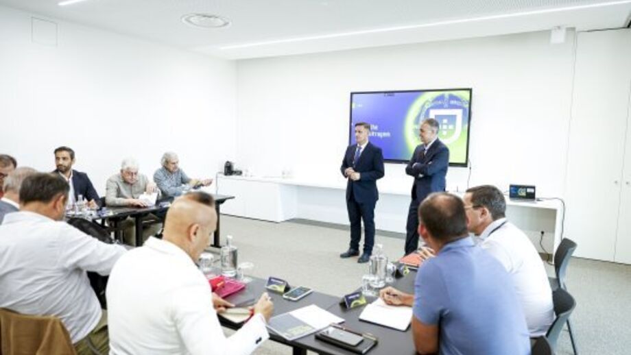 Reunião de trabalho com os oradores, Luciano Gonçalves e Duarte Gomes em frente a ecrã