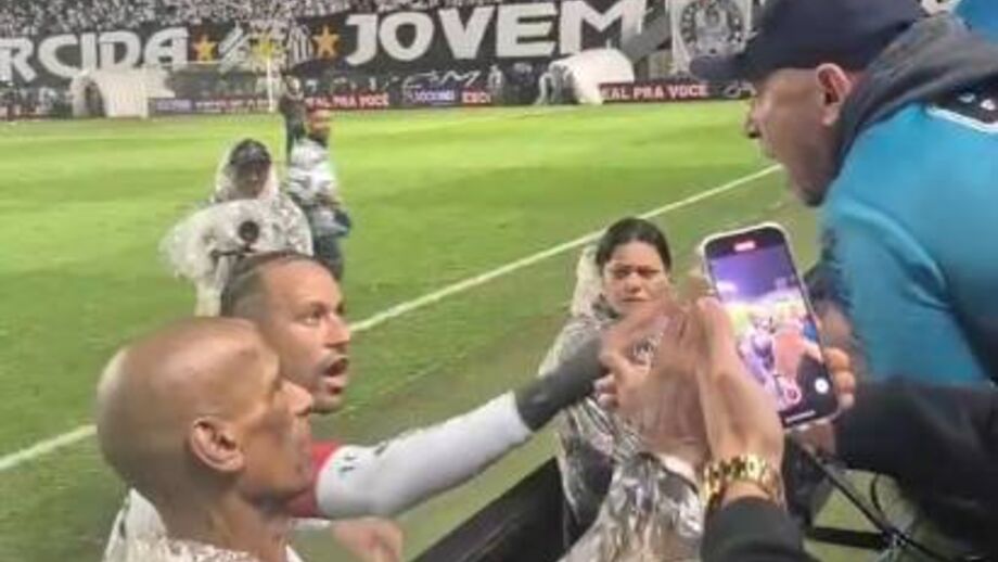 Guarda-redes da equipa afastou-o depois do local