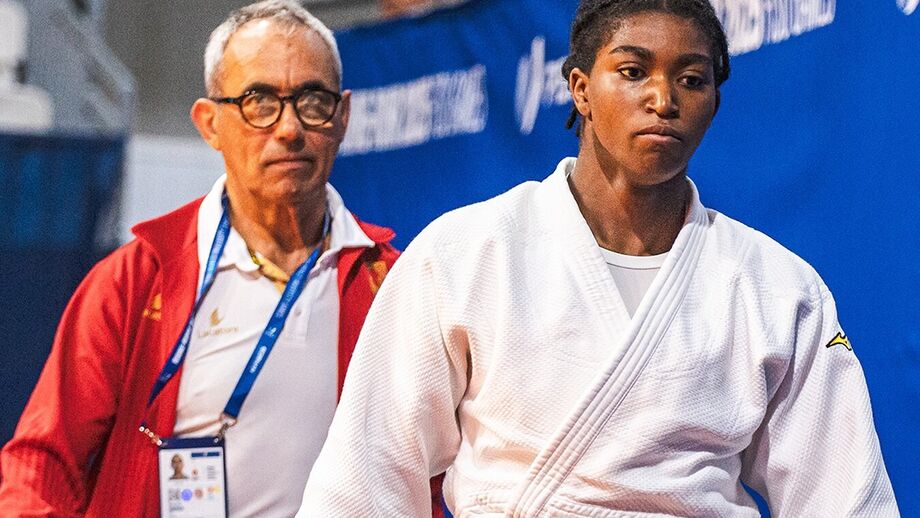 Atleta de judo e treinador presentes em competição