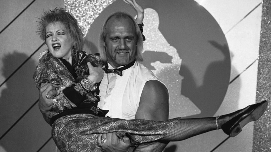 Hulk Hogan carrega Cyndi Lauper num evento