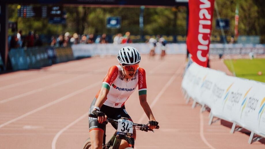 Ana Santos compete no cross country curto em Melgaço, no Campeonato da Europa de BTT