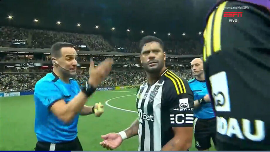 Árbitro uruguaio Esteban Ostojich ouviu, riu-se e, depois, foi ao bolso