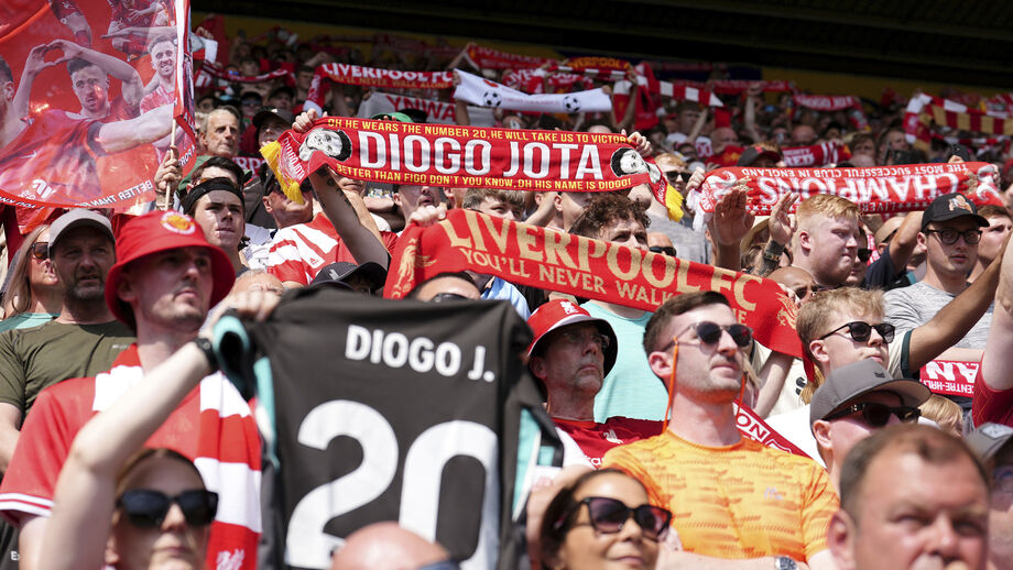 Adeptos do Liverpool homenageiam Diogo Jota 