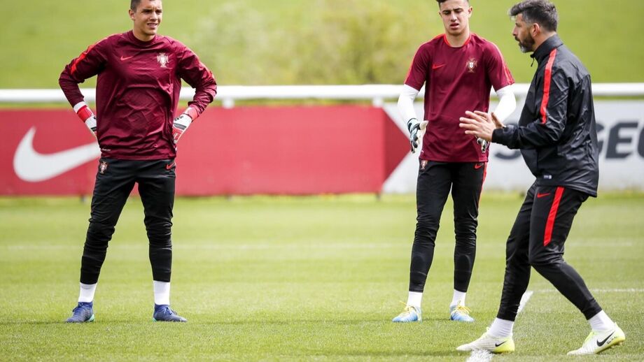 Pedro Roma (à direita na foto) é o novo treinador de guarda-redes da seleção da Coreia do Sul