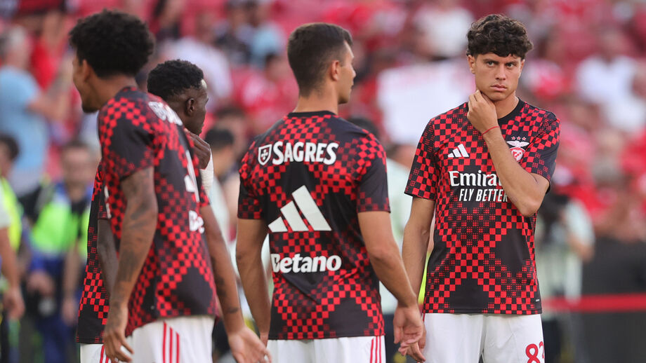 Os jogadores do Benfica no aquecimento antes do jogo com o Fenerbahçe