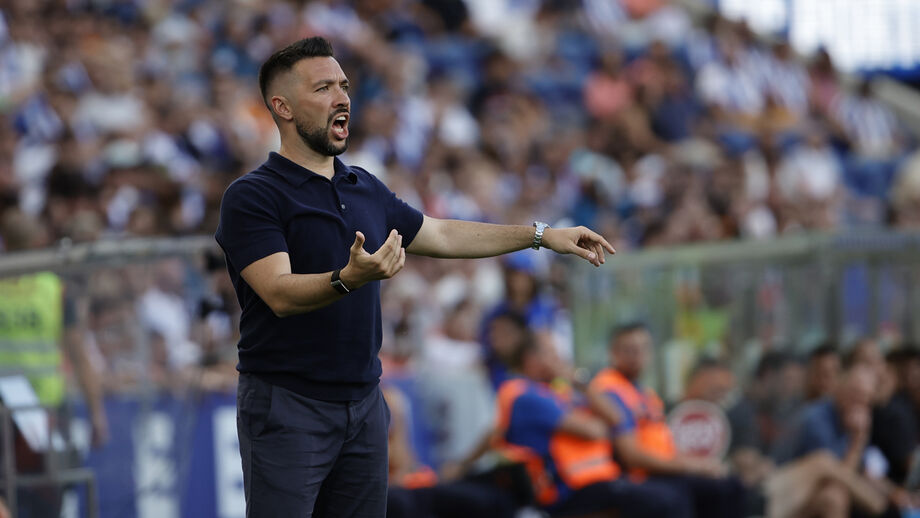 Francesco Farioli dá instruções aos jogadores do FC Porto