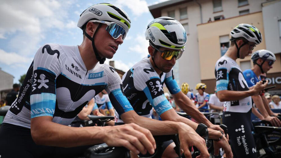 Nelson Oliveira, aqui com Enric Mas, orgulhoso por concluir o Tour, apesar da dureza da competição