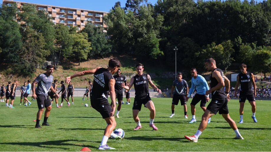 Jogadores do Vitória treinam no atual complexo