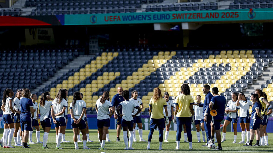 Francisco Neto fala às jogadores durante um treino da Seleção Nacional feminina