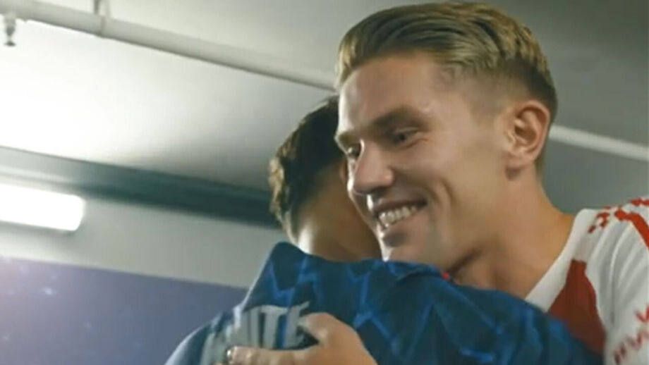 Sueco subiu ao relvado em Singapura para se apresentar aos adeptos, mas antes conheceu novos companheiros de equipa