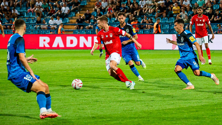 Serginho em ação no jogo da 1.ª mão com o Varazdin