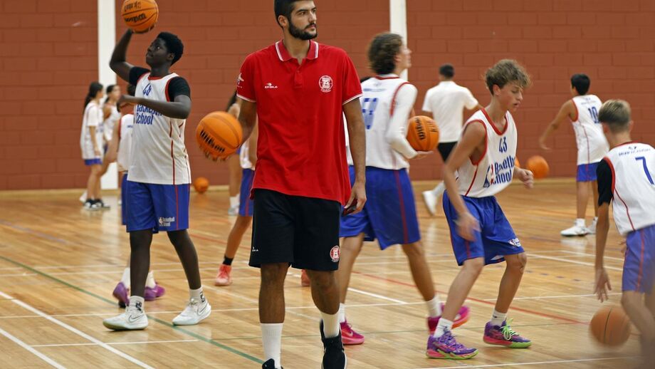 Ricardo Mateus com jovens praticantes durante o último dia do campo