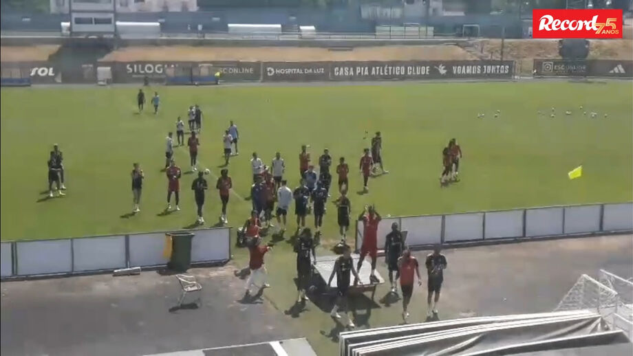 No final da sessão de trabalhos em Pina Manique, futebolistas foram agradecer o apoio