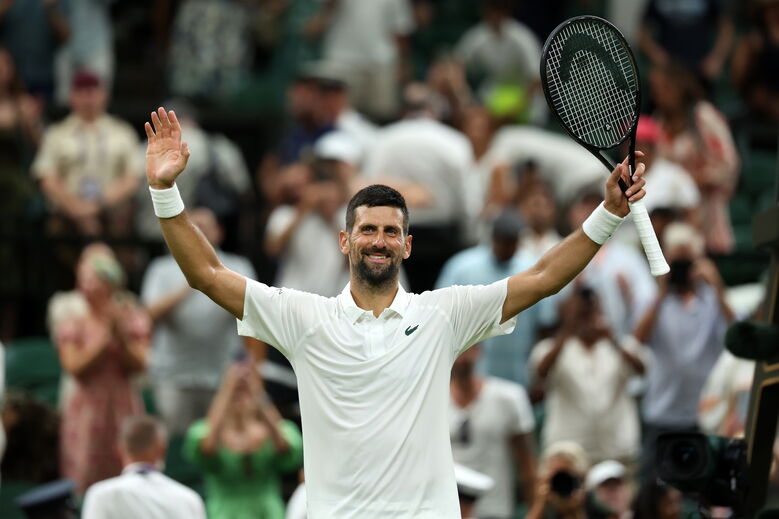 Djokovic celebra vitória no torneio, em Wimbledon