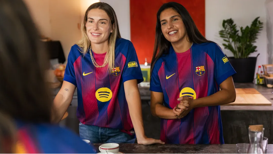 Jogadoras do Barcelona exibem nova camisola
