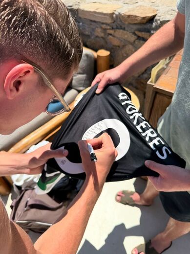 Gyökeres assina camisola do Sporting em Mykonos, Grécia.
