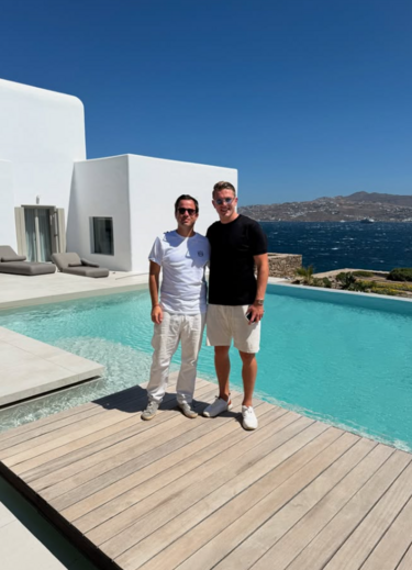 Gyökeres em Mykonos, Grécia, com camisola do Sporting assinada