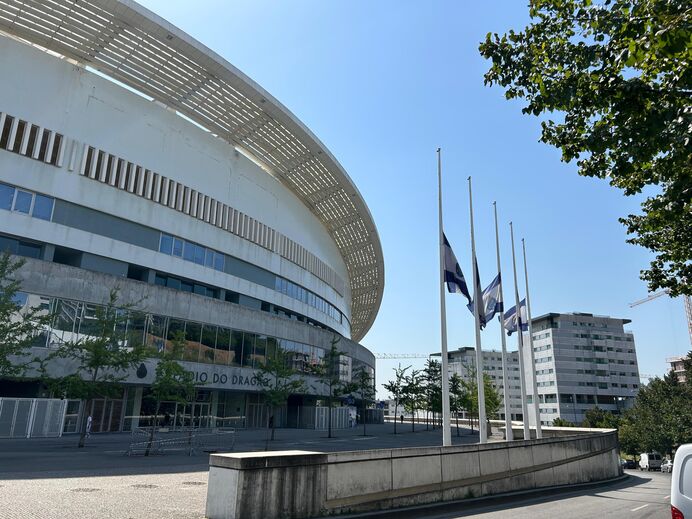 Bandeiras junto ao Estádio do Dragão a meia-haste em homenagem a Diogo Jota e ao irmão
